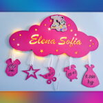 Lampa de veghe personalizata cu numele bebelusului si datele de la nastere model norisor cu personaje din desene animate 14