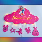 Lampa de veghe personalizata cu numele bebelusului si datele de la nastere model norisor cu personaje din desene animate 14