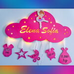 Lampa de veghe personalizata cu numele bebelusului si datele de la nastere model norisor cu personaje din desene animate 14