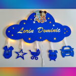 Lampa de veghe personalizata cu numele bebelusului si datele de la nastere model norisor cu personaje din desene animate 14