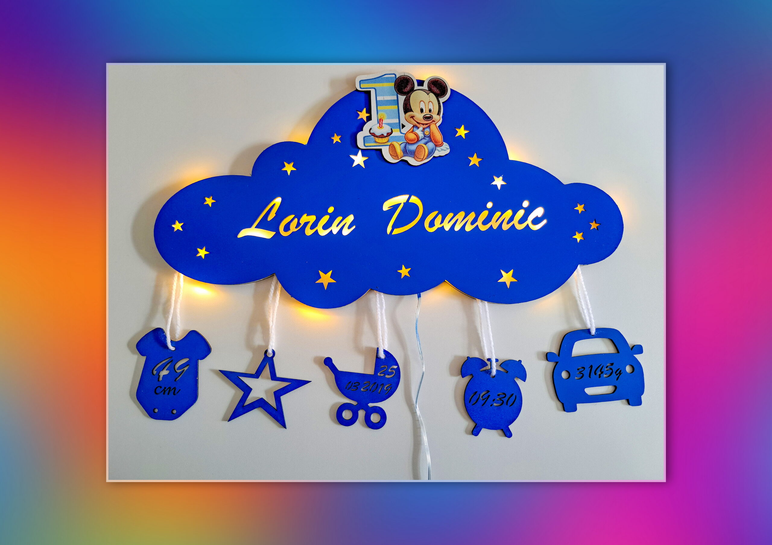 Lampa de veghe personalizata cu numele bebelusului si datele de la nastere model norisor cu personaje din desene animate 2