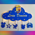 Lampa de veghe personalizata cu numele bebelusului si datele de la nastere model norisor cu personaje din desene animate 14