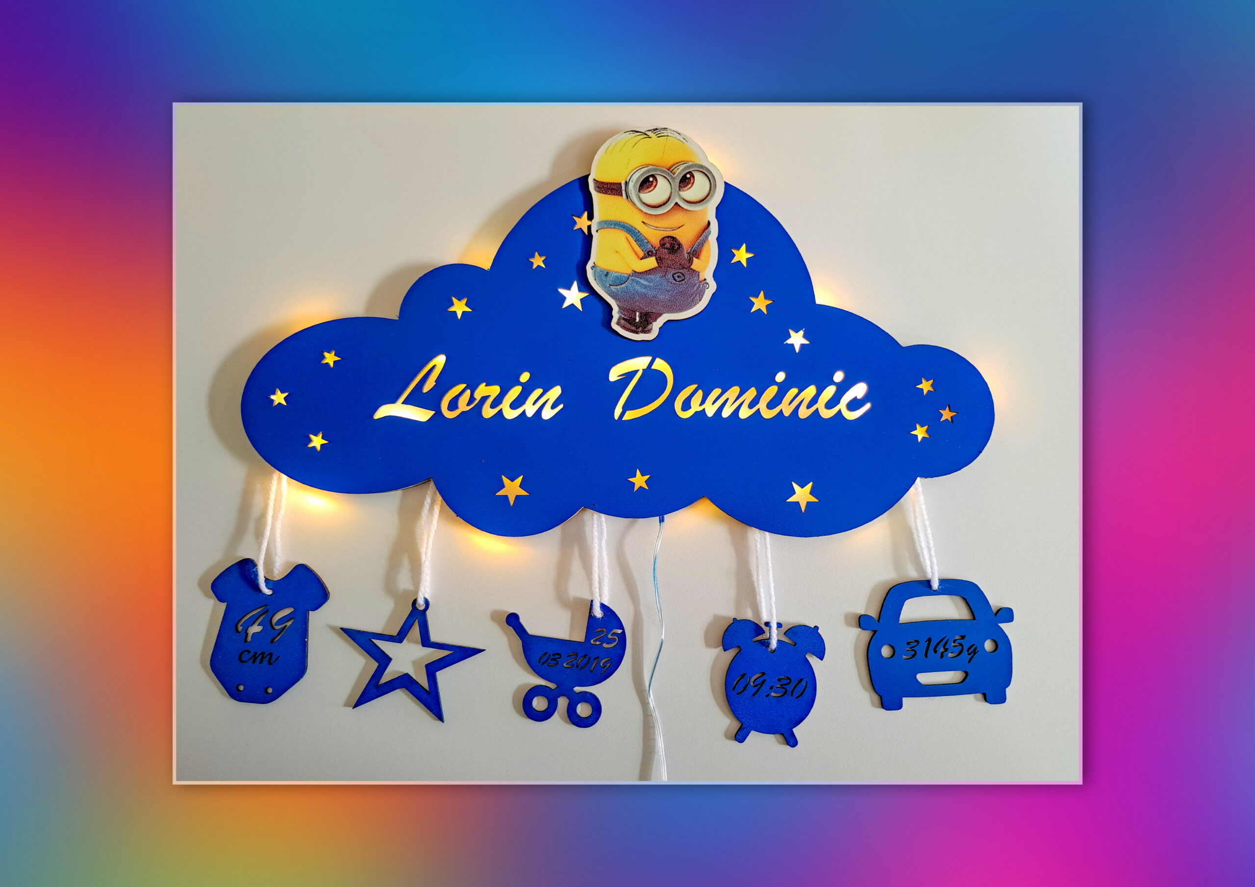 Lampa de veghe personalizata cu numele bebelusului si datele de la nastere model norisor cu personaje din desene animate 4