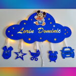 Lampa de veghe personalizata cu numele bebelusului si datele de la nastere model norisor cu personaje din desene animate 14