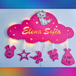 Lampa de veghe personalizata cu numele bebelusului si datele de la nastere model norisor cu personaje din desene animate 14
