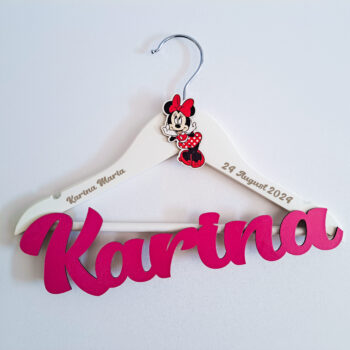 Umeras personalizat pentru fetita sau baietel, ideal pentru hainutele de la botez, se poate personaliza cu numele, data evenimentului si un personaj la alegere!