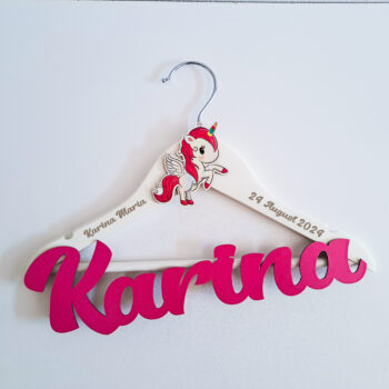 Umeras personalizat pentru fetita sau baietel, ideal pentru hainutele de la botez, se poate personaliza cu numele, data evenimentului si un personaj la alegere!