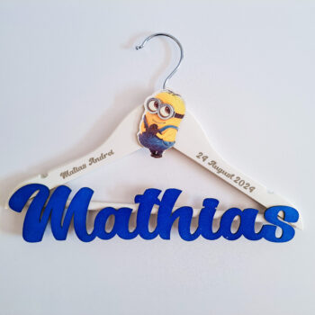 Umeras personalizat pentru fetita sau baietel, ideal pentru hainutele de la botez, se poate personaliza cu numele, data evenimentului si un personaj la alegere!