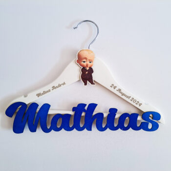 Umeras personalizat pentru fetita sau baietel, ideal pentru hainutele de la botez, se poate personaliza cu numele, data evenimentului si un personaj la alegere!