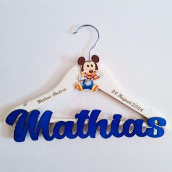 Umeras personalizat pentru fetita sau baietel, ideal pentru hainutele de la botez, se poate personaliza cu numele, data evenimentului si un personaj la alegere!