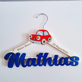 Umeras personalizat pentru fetita sau baietel, ideal pentru hainutele de la botez, se poate personaliza cu numele, data evenimentului si un personaj la alegere!