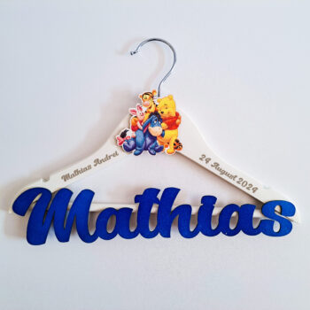 Umeras personalizat pentru fetita sau baietel, ideal pentru hainutele de la botez, se poate personaliza cu numele, data evenimentului si un personaj la alegere!