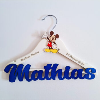 Umeras personalizat pentru fetita sau baietel, ideal pentru hainutele de la botez, se poate personaliza cu numele, data evenimentului si un personaj la alegere!