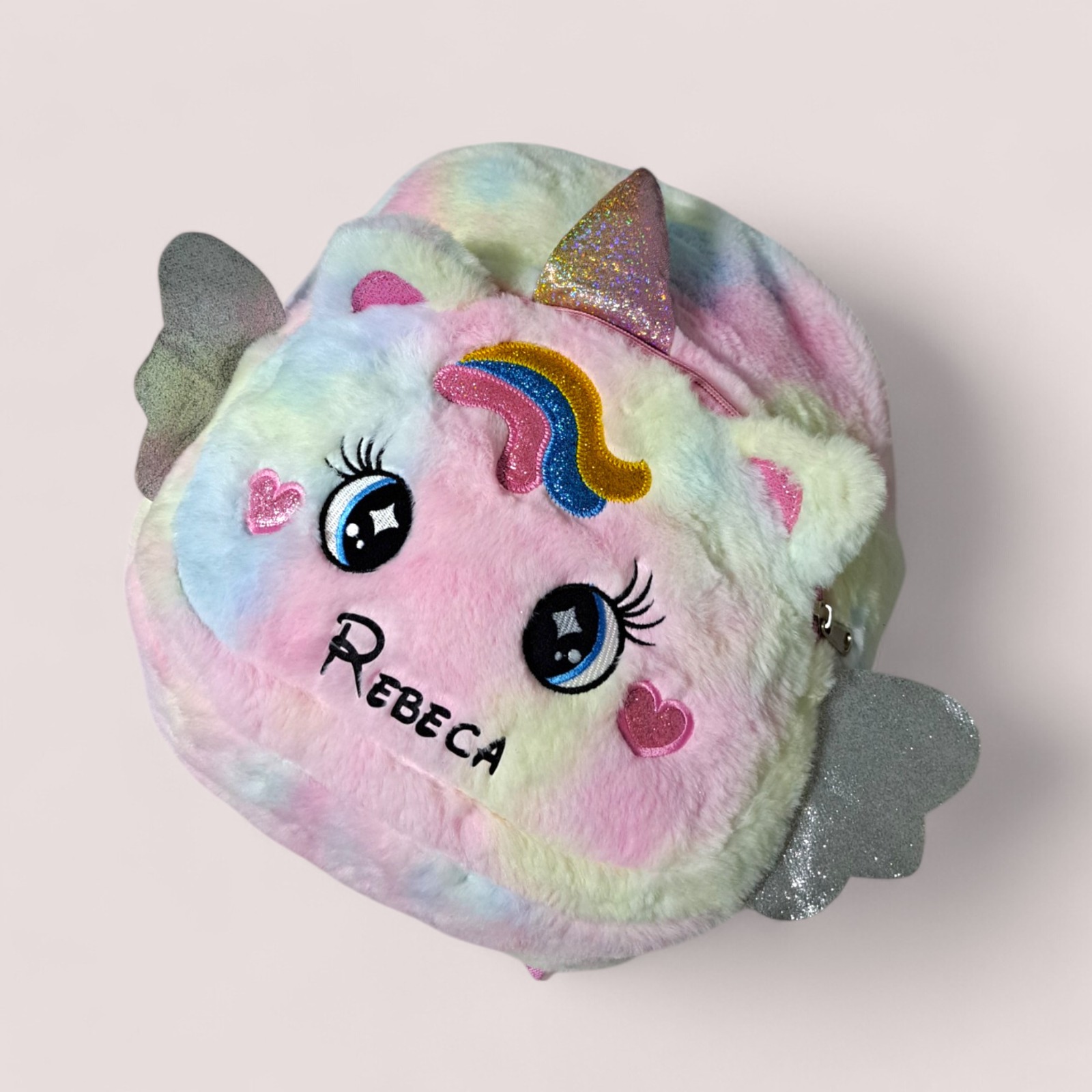 Rucsac roz în formă de unicorn, personalizat cu numele copilului, dimensiune 29x23 cm, ideal pentru școală și grădiniță. Rucsac roz în formă de unicorn, personalizat cu numele copilului, dimensiune 29x23 cm, ideal pentru școală și grădiniță.