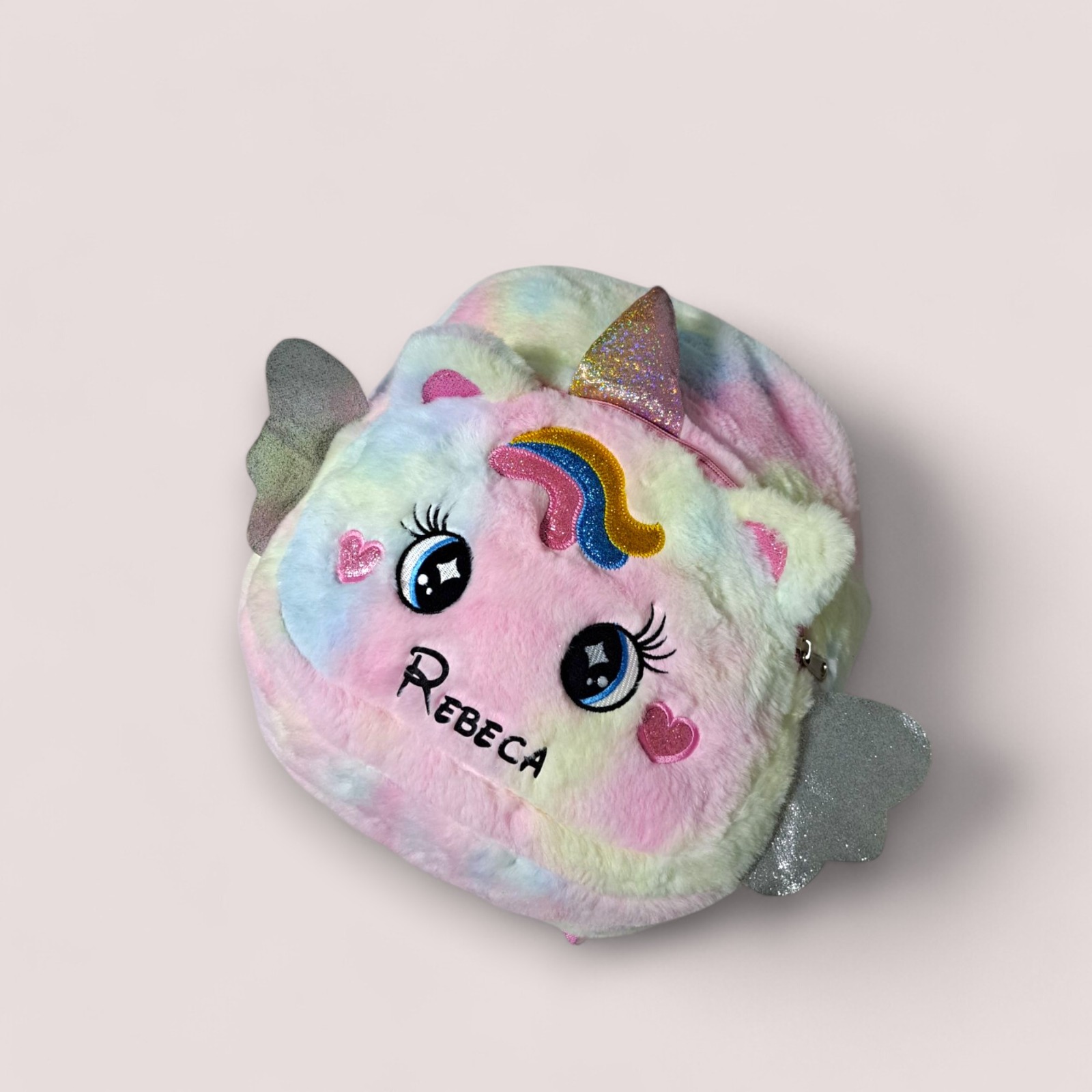 Rucsac roz în formă de unicorn, personalizat cu numele copilului, dimensiune 29x23 cm, ideal pentru școală și grădiniță. Rucsac roz în formă de unicorn, personalizat cu numele copilului, dimensiune 29x23 cm, ideal pentru școală și grădiniță.