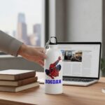 idon sport personalizat pentru copii, din metal alb, cu nume și poză, capacitate 500 ml sau 750 ml, ideal pentru școală și activități sportive.