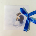 Invitație de nuntă tip carte albastru floral cu panglică satinată – model elegant personalizabil
